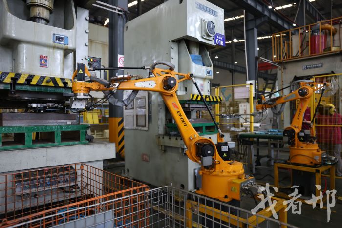 在河北华曙新能源汽车科技有限公司冲压车间,关节臂机器人正在高效运转。李世强摄。 在河北华曙新能源汽车科技有限公司冲压车间,关节臂机器人正在高效运转。李世强摄。