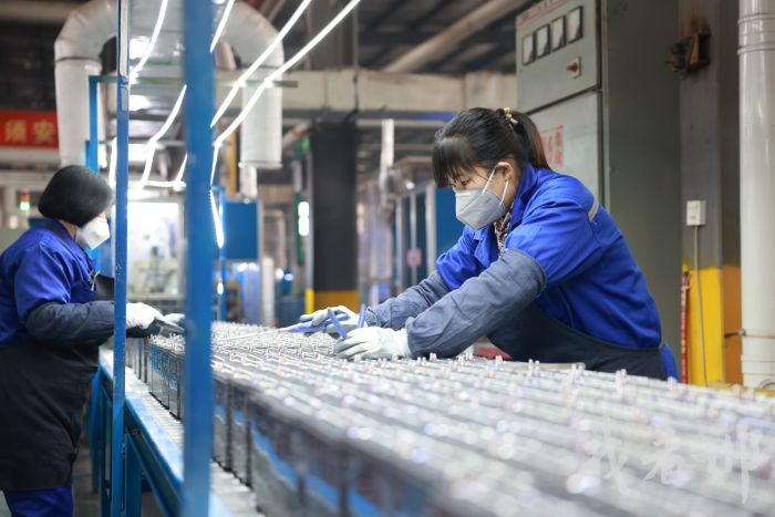 工人在永旭电源有限公司电池组装车间工作。李世强摄 工人在永旭电源有限公司电池组装车间工作。李世强摄