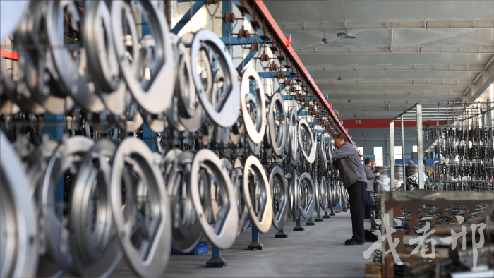 邢台创耀机械有限公司“共享车间”,工人们正在忙着作业。李世强摄 邢台创耀机械有限公司“共享车间”,工人们正在忙着作业。李世强摄